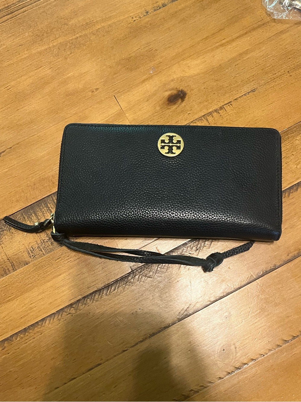 Tory Burch Black Pebbled Leather Zip-Around Wristlet with Gold Logo - Picture 3 of 9